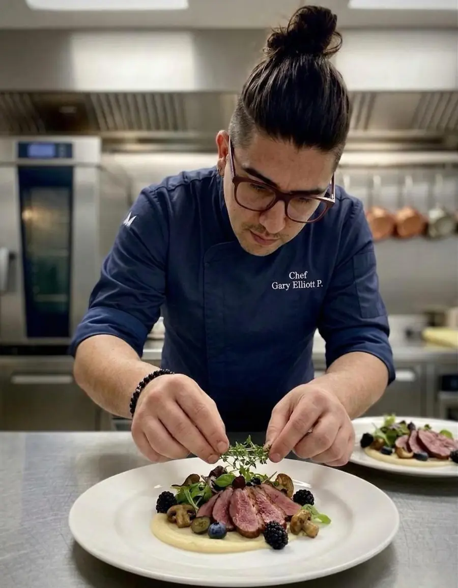 Gary Elliott Poblete Pinto beim Anrichten in der Küche